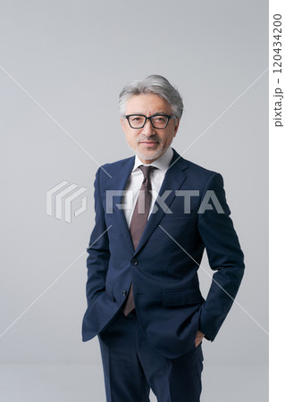 スーツを着た白髪の男性 120434200