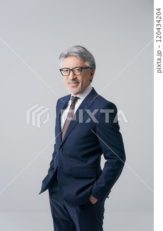 スーツを着た白髪の男性 120434204