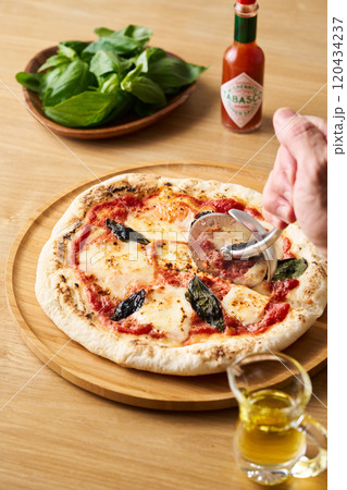 マルケリータをカットする 120434237