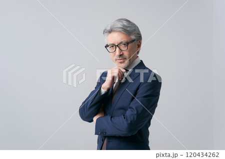 スーツを着た白髪の男性 120434262
