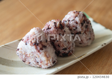 黒米のおむすび 120434630