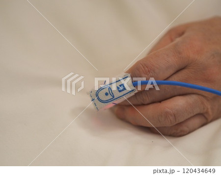 オキシメーターをつけた高齢者の手 オキシメーターをつけた高齢者の手 120434649