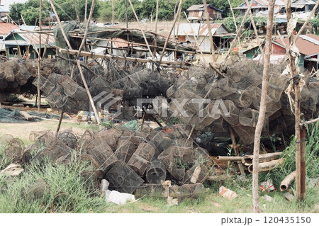 カンボジアの水上生活の村 カンボジアの水上生活の村 120435150