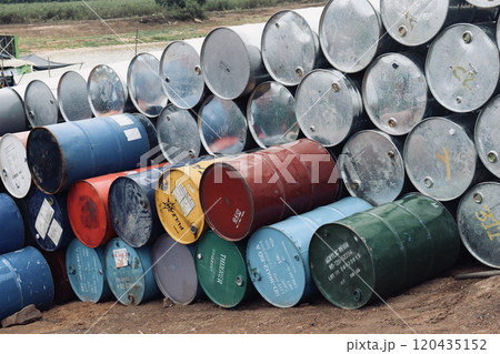 カンボジアの水上生活の村のドラム缶 カンボジアの水上生活の村のドラム缶 120435152