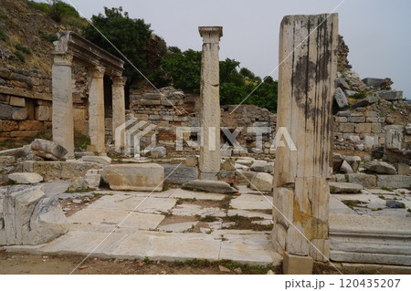 トルコ イズミル付近 エフェソス遺跡の遺跡群 トルコ イズミル付近 エフェソス遺跡の遺跡群 120435207