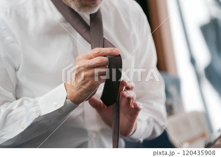 身支度をするミドル男性 120435908