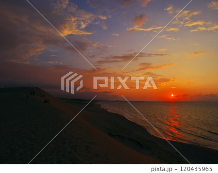 夏の鳥取砂丘　馬の背から日本海に沈む夕日を臨む 120435965