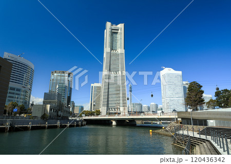 都市風景　横浜関内散策路から観たみなとみらいの風景 120436342