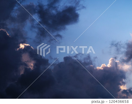 夏の空に湧き上がる入道雲 120436658