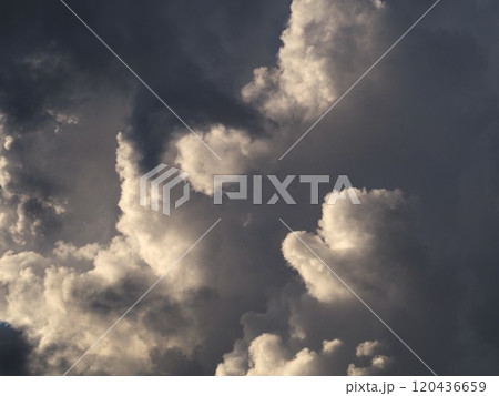 夏の空に湧き上がる入道雲 夏の空に湧き上がる入道雲 120436659