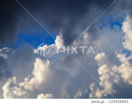 夏の空に湧き上がる入道雲 夏の空に湧き上がる入道雲 120436661
