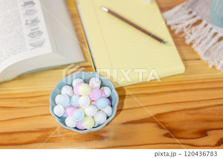 勉強道具と一緒に準備されたラムネ 勉強道具と一緒に準備されたラムネ 120436783