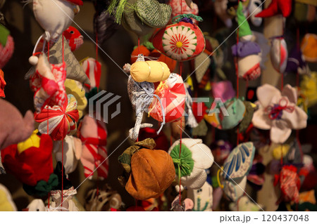 ひな祭りの伝統工芸　吊るし雛 120437048