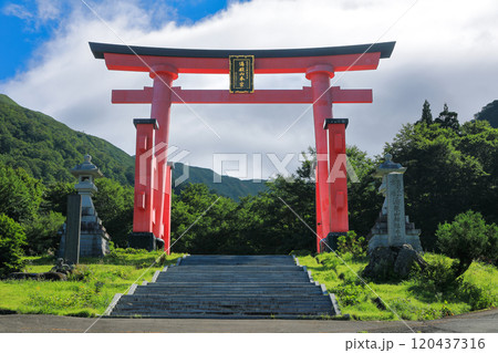 山形 出羽三山 湯殿山神社 大鳥居 山形 出羽三山 湯殿山神社 大鳥居 120437316