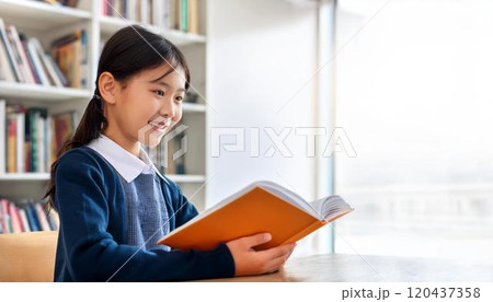 図書館で本を読んでいる少女 120437358