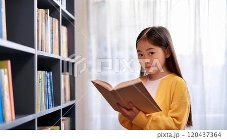 図書館で本を読んでいる少女 120437364
