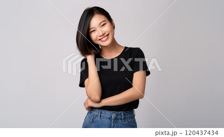 黒いTシャツとジーンズの若い女性 120437434
