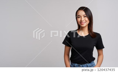 黒いTシャツとジーンズの若い女性 120437435