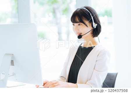 コールセンターで働く女性オペレーター コールセンターで働く女性オペレーター 120437508