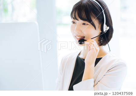 コールセンターで働く女性オペレーター コールセンターで働く女性オペレーター 120437509