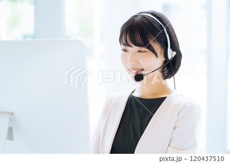 コールセンターで働く女性オペレーター　　 120437510