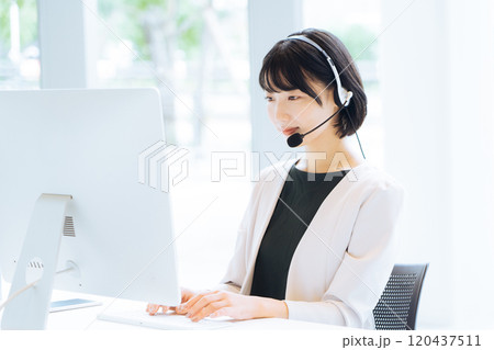 コールセンターで働く女性オペレーター　　 120437511