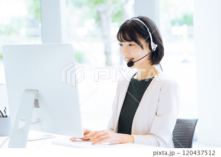 コールセンターで働く女性オペレーター コールセンターで働く女性オペレーター 120437512