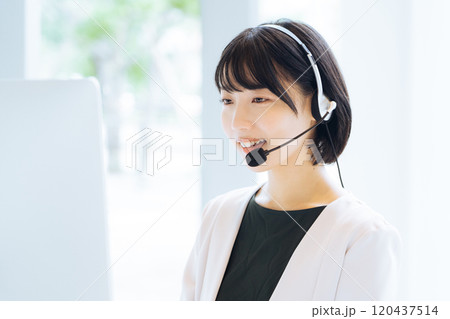 コールセンターで働く女性オペレーター　　 120437514