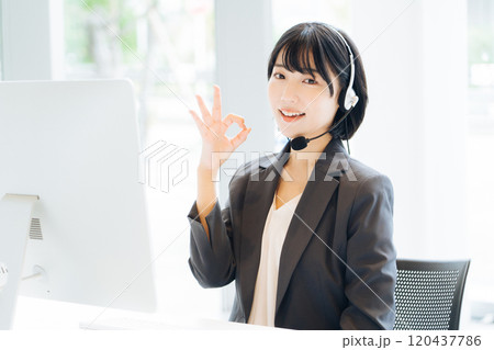 コールセンターで働く女性オペレーター コールセンターで働く女性オペレーター 120437786