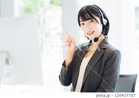 コールセンターで働く女性オペレーター　 120437787