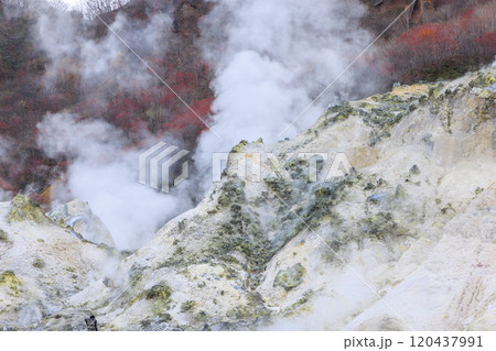 11月の登別地獄谷:曇り空が引き立てる湯煙と火山の景色 11月の登別地獄谷:曇り空が引き立てる湯煙と火山の景色 120437991