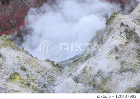 11月の登別地獄谷:曇り空が引き立てる湯煙と火山の景色 11月の登別地獄谷:曇り空が引き立てる湯煙と火山の景色 120437992