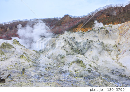 11月の登別地獄谷:曇り空が引き立てる湯煙と火山の景色 11月の登別地獄谷:曇り空が引き立てる湯煙と火山の景色 120437994