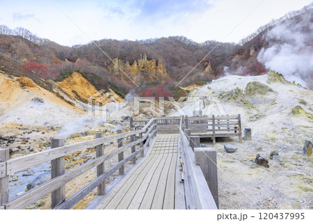 11月の登別地獄谷:曇り空が引き立てる湯煙と火山の景色 11月の登別地獄谷:曇り空が引き立てる湯煙と火山の景色 120437995