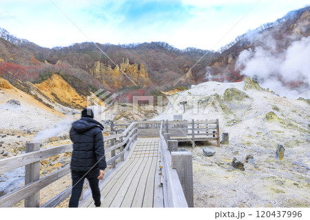 11月の登別地獄谷:曇り空が引き立てる湯煙と火山の景色 11月の登別地獄谷:曇り空が引き立てる湯煙と火山の景色 120437996