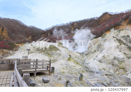 11月の登別地獄谷:曇り空が引き立てる湯煙と火山の景色 11月の登別地獄谷:曇り空が引き立てる湯煙と火山の景色 120437997