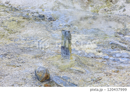 11月の登別地獄谷:曇り空が引き立てる湯煙と火山の景色 11月の登別地獄谷:曇り空が引き立てる湯煙と火山の景色 120437999