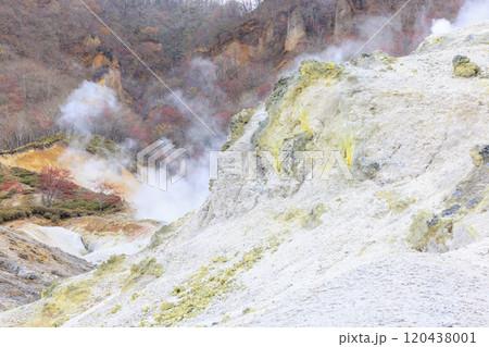 11月の登別地獄谷:曇り空が引き立てる湯煙と火山の景色 11月の登別地獄谷:曇り空が引き立てる湯煙と火山の景色 120438001