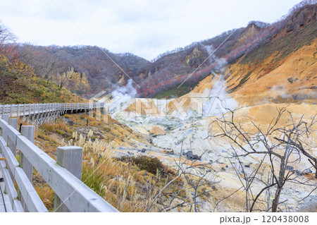 11月の登別地獄谷:曇り空が引き立てる湯煙と火山の景色 11月の登別地獄谷:曇り空が引き立てる湯煙と火山の景色 120438008