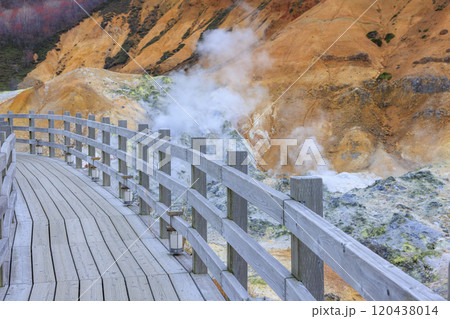11月の登別地獄谷:曇り空が引き立てる湯煙と火山の景色 11月の登別地獄谷:曇り空が引き立てる湯煙と火山の景色 120438014