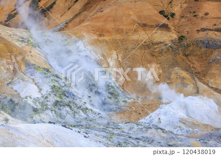 11月の登別地獄谷：曇り空が引き立てる湯煙と火山の景色 120438019