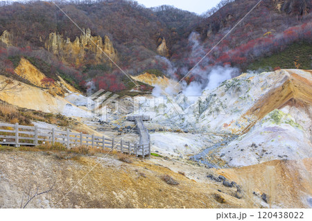 11月の登別地獄谷:曇り空が引き立てる湯煙と火山の景色 11月の登別地獄谷:曇り空が引き立てる湯煙と火山の景色 120438022