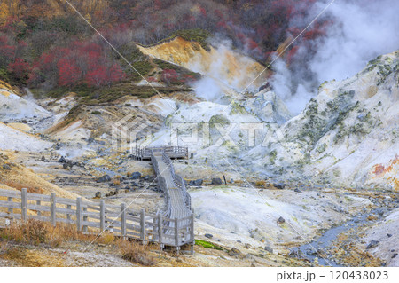 11月の登別地獄谷：曇り空が引き立てる湯煙と火山の景色 120438023