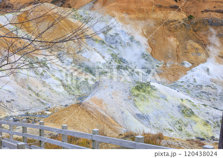 11月の登別地獄谷:曇り空が引き立てる湯煙と火山の景色 11月の登別地獄谷:曇り空が引き立てる湯煙と火山の景色 120438024
