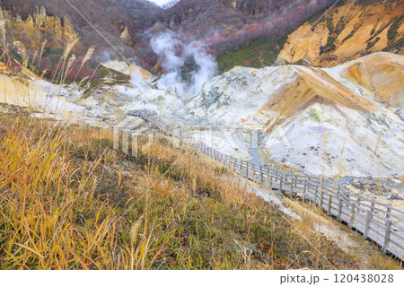 11月の登別地獄谷：曇り空が引き立てる湯煙と火山の景色 120438028