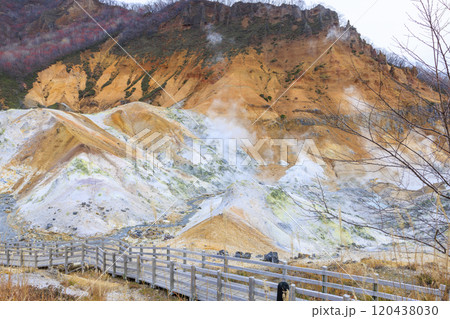 11月の登別地獄谷:曇り空が引き立てる湯煙と火山の景色 11月の登別地獄谷:曇り空が引き立てる湯煙と火山の景色 120438030