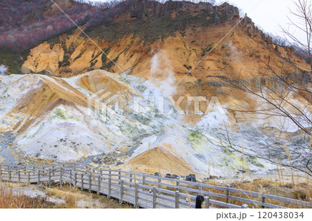 11月の登別地獄谷:曇り空が引き立てる湯煙と火山の景色 11月の登別地獄谷:曇り空が引き立てる湯煙と火山の景色 120438034