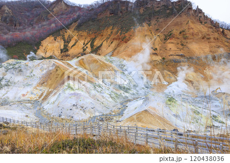 11月の登別地獄谷：曇り空が引き立てる湯煙と火山の景色 120438036