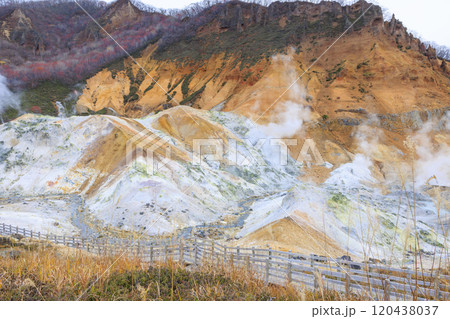 11月の登別地獄谷:曇り空が引き立てる湯煙と火山の景色 11月の登別地獄谷:曇り空が引き立てる湯煙と火山の景色 120438037