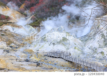11月の登別地獄谷:曇り空が引き立てる湯煙と火山の景色 11月の登別地獄谷:曇り空が引き立てる湯煙と火山の景色 120438040